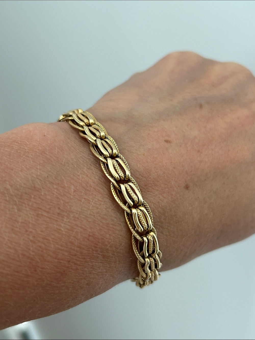 14 kt Gold Eternal Link Chain Bracelet - Picture 5 of 7